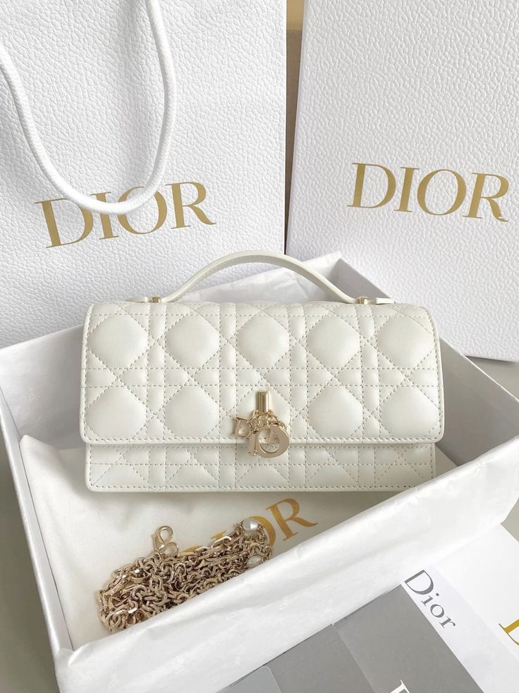The Signature Quilted Chain Shoulder Bag - ARGENTO STORE